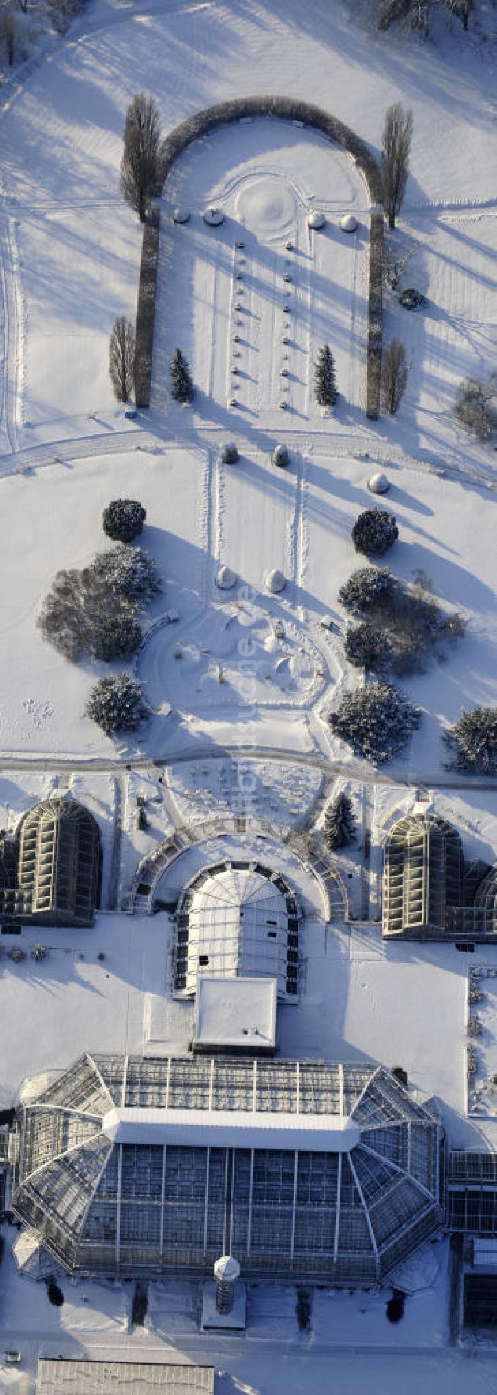 Luftaufnahme Berlin - Winterlandschaft des Botanischen Garten Berlin-Dahlem.