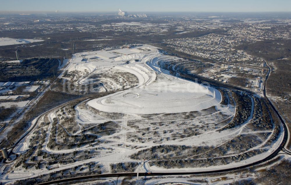 Herten aus der Vogelperspektive: Winterlandschaft vom Landschaftspark der Emscherbruch Halde bei Herten