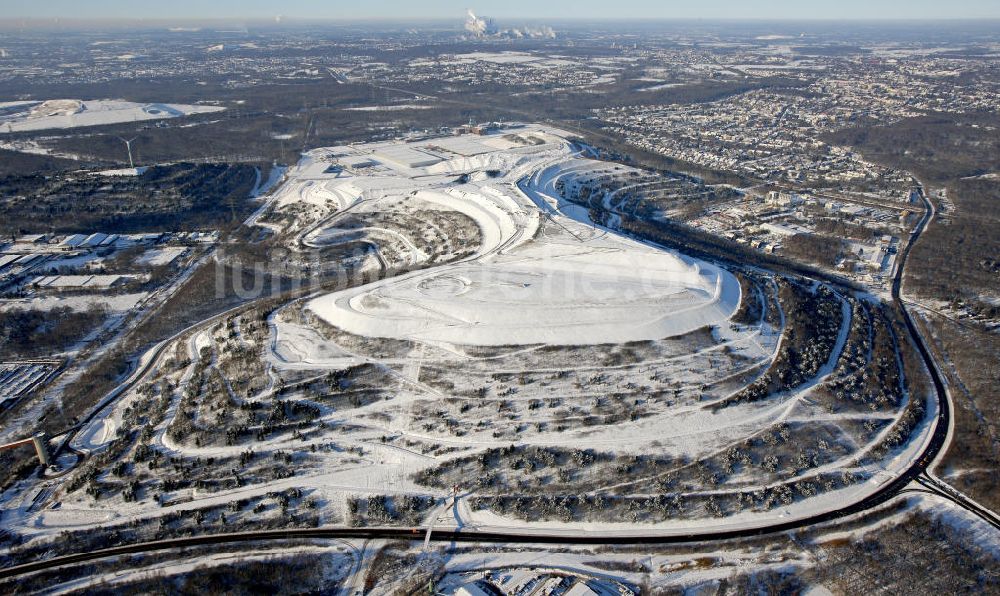 Luftbild Herten - Winterlandschaft vom Landschaftspark der Emscherbruch Halde bei Herten