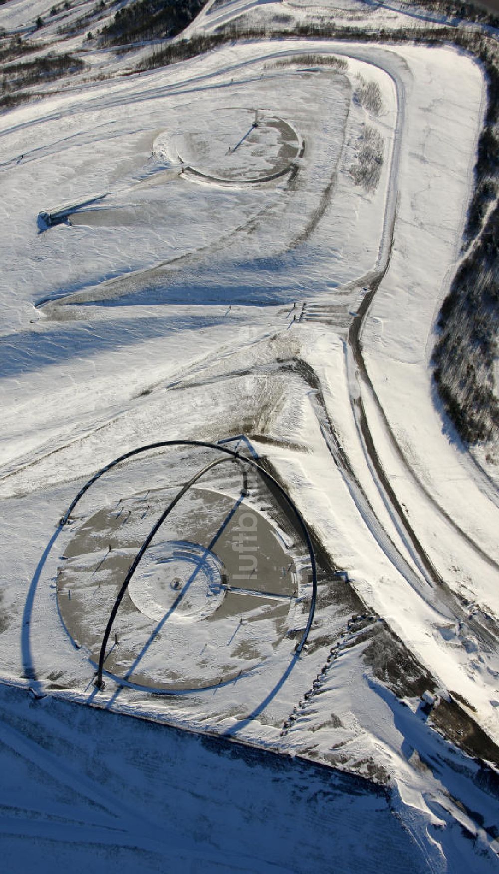 Herten von oben - Winterlandschaft vom Landschaftspark der Emscherbruch Halde bei Herten