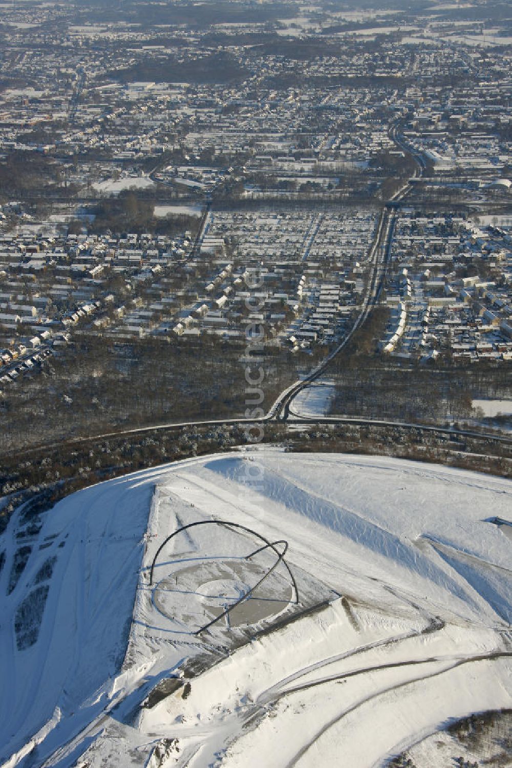 Herten von oben - Winterlandschaft vom Landschaftspark der Emscherbruch Halde bei Herten