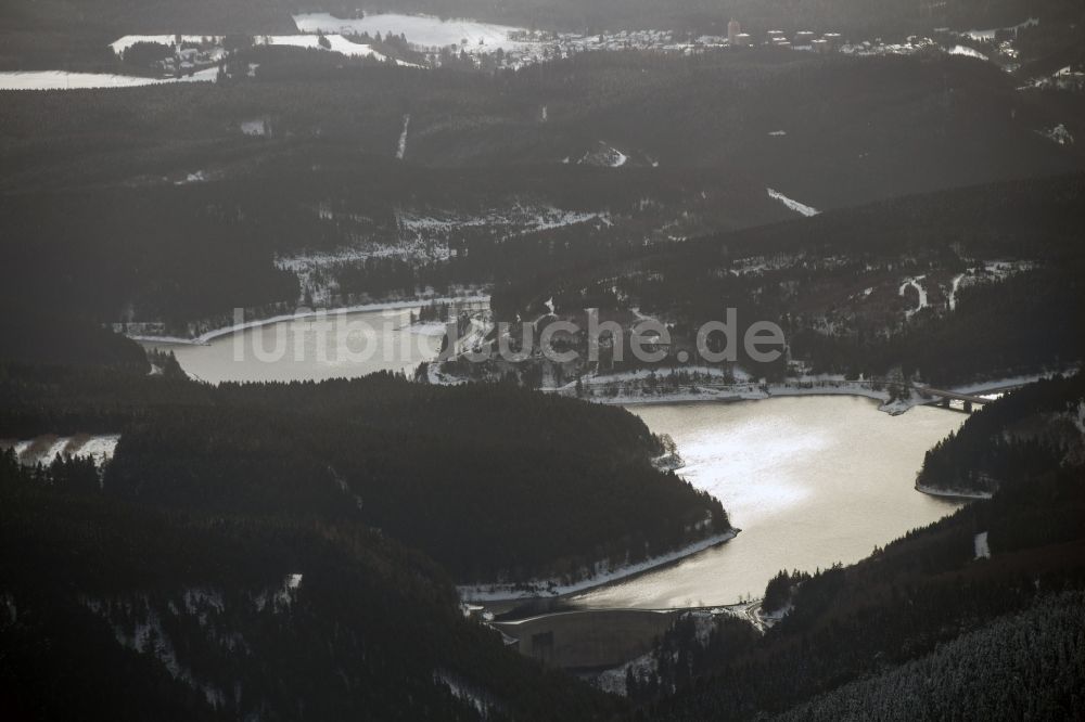 Luftaufnahme Schulenberg im Oberharz - Winterlandschaft der Okerstausee und Talsperre bei Schulenberg im Oberharz im Bundesland Niedersachsen