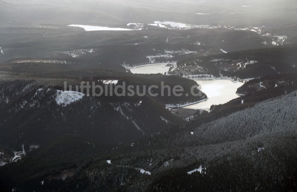 Schulenberg im Oberharz von oben - Winterlandschaft der Okerstausee und Talsperre bei Schulenberg im Oberharz im Bundesland Niedersachsen