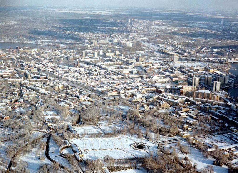 Potsdam aus der Vogelperspektive: Winterlandschaft am Park Sanssouci mit dem Stadtzentrum Potsdam