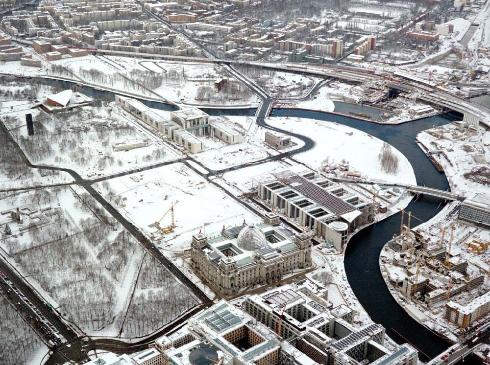 Berlin-Tiergarten-Mitte von oben - Winterlandschaft am Regierungsviertel