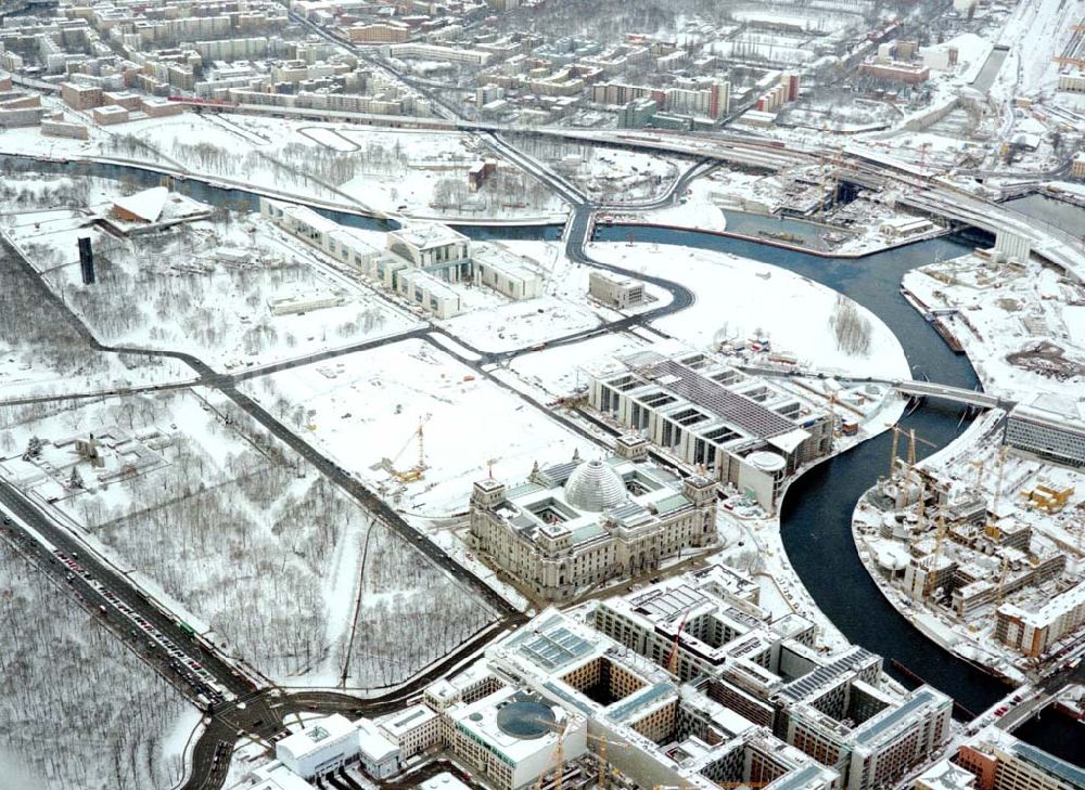 Berlin-Tiergarten-Mitte aus der Vogelperspektive: Winterlandschaft am Regierungsviertel