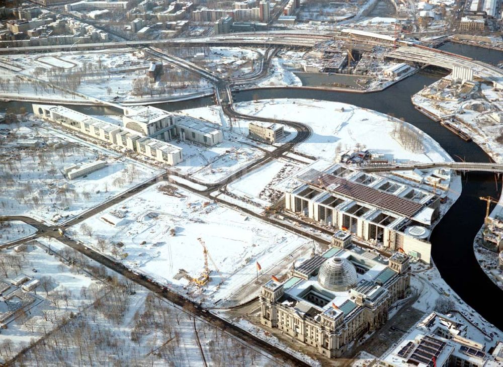 Berlin - Tiergarten / Mitte von oben - Winterlandschaft am Regierungsviertel