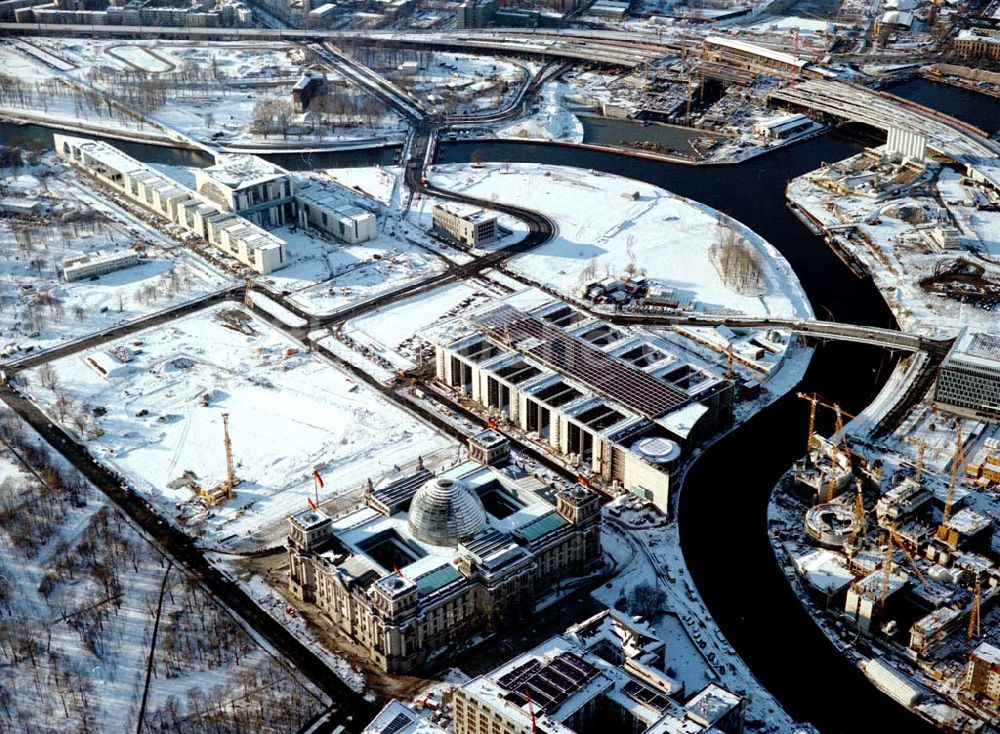 Berlin - Tiergarten / Mitte aus der Vogelperspektive: Winterlandschaft am Regierungsviertel