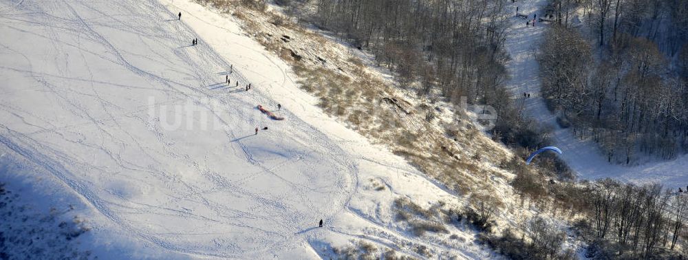 Berlin aus der Vogelperspektive: Winterlandschaft am Rodelberg am Teufelsberg in Berlin