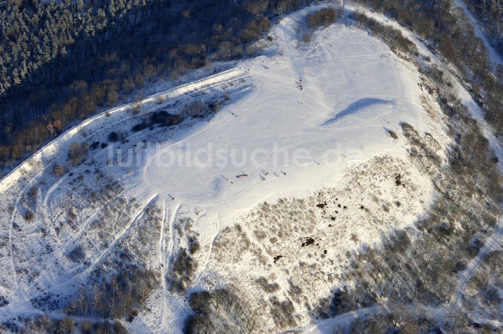 Luftbild Berlin - Winterlandschaft am Rodelberg am Teufelsberg in Berlin