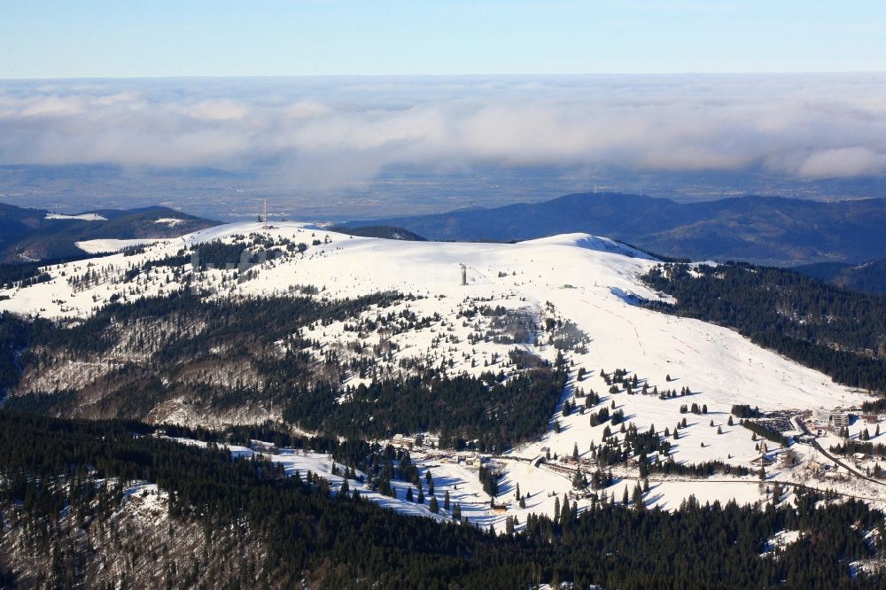 Luftaufnahme Feldberg (Schwarzwald) - Winterlandschaft des mit Schnee bedeckten Feldberg (Schwarzwald) im Bundesland Baden-Württemberg