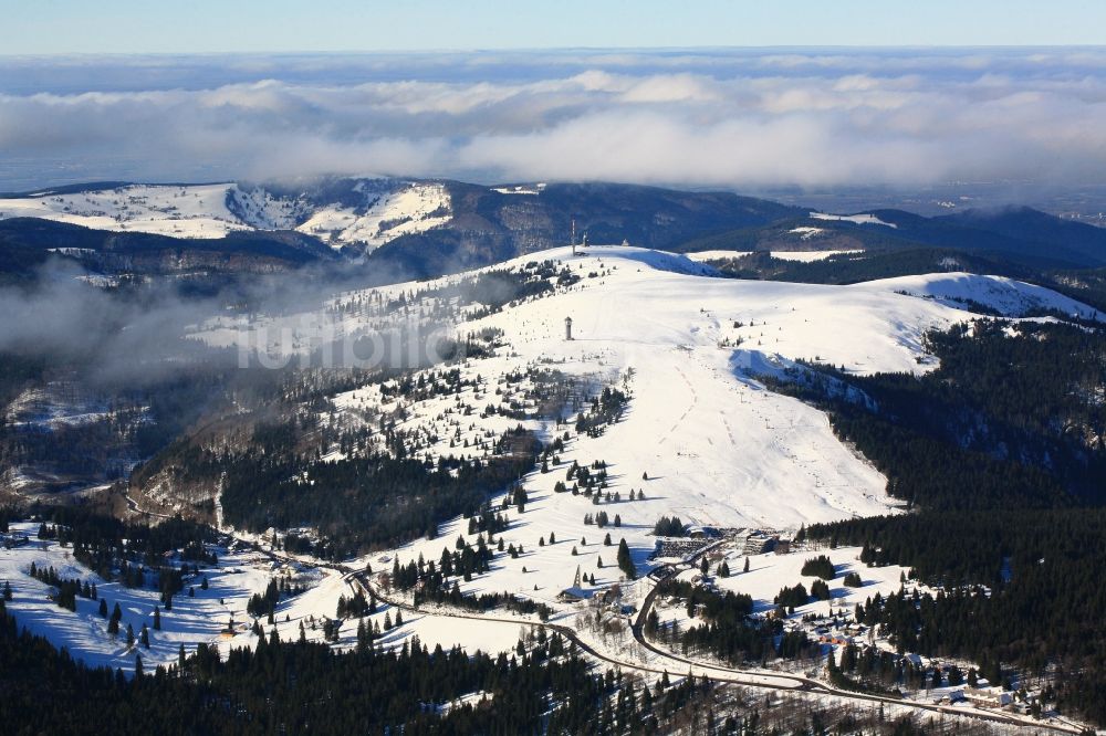 Feldberg (Schwarzwald) von oben - Winterlandschaft des mit Schnee bedeckten Feldberg (Schwarzwald) im Bundesland Baden-Württemberg