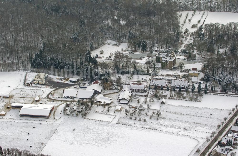 Luftaufnahme Arnsberg OT Voßwinkel - Winterlandschaft vom mit Schnee bedeckten Schloss Höllinghofen im Arnsberger Stadtteil Voßwinkel in Nordrhein-Westfalen