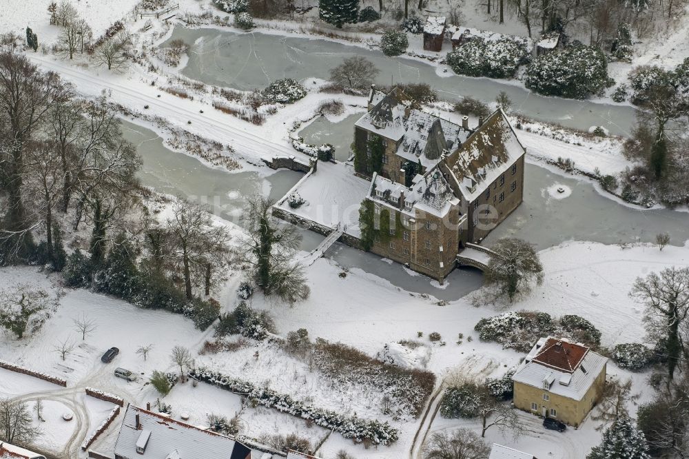 Arnsberg OT Voßwinkel aus der Vogelperspektive: Winterlandschaft vom mit Schnee bedeckten Schloss Höllinghofen im Arnsberger Stadtteil Voßwinkel in Nordrhein-Westfalen