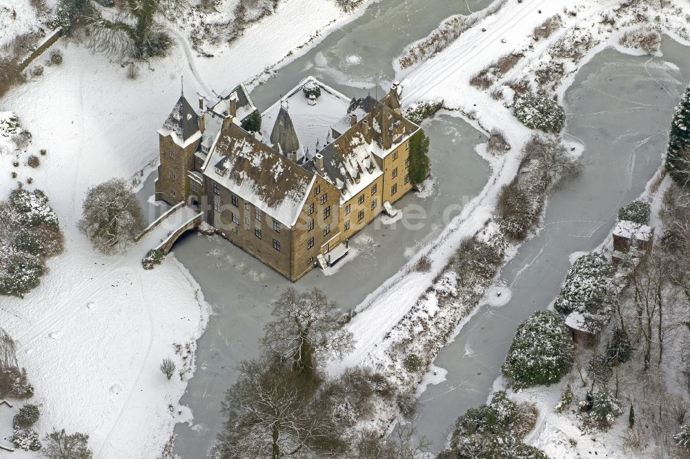 Luftbild Arnsberg OT Voßwinkel - Winterlandschaft vom mit Schnee bedeckten Schloss Höllinghofen im Arnsberger Stadtteil Voßwinkel in Nordrhein-Westfalen