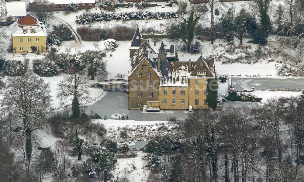 Luftaufnahme Arnsberg OT Voßwinkel - Winterlandschaft vom mit Schnee bedeckten Schloss Höllinghofen im Arnsberger Stadtteil Voßwinkel in Nordrhein-Westfalen