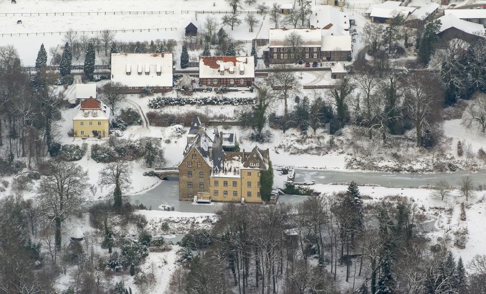 Arnsberg OT Voßwinkel von oben - Winterlandschaft vom mit Schnee bedeckten Schloss Höllinghofen im Arnsberger Stadtteil Voßwinkel in Nordrhein-Westfalen