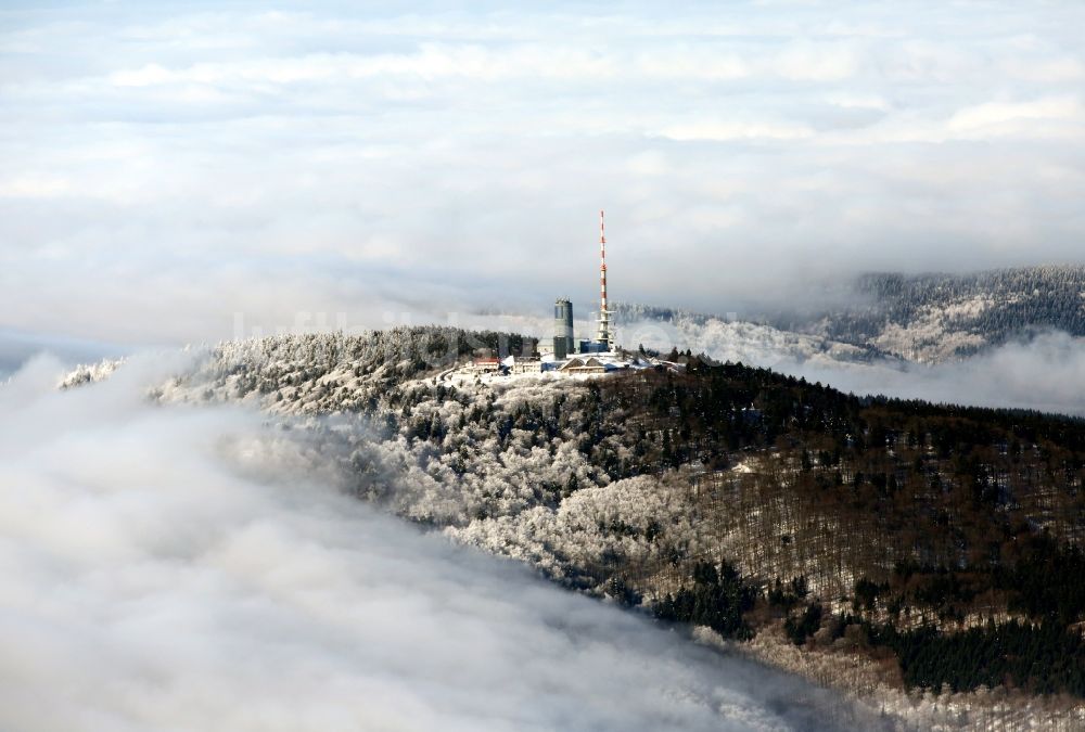 Luftaufnahme Kurort Brotterode - Winterlandschaft des schneebedeckten Bergkuppe des Großen Inselsberges bei Brotterode im Bundesland Thüringen