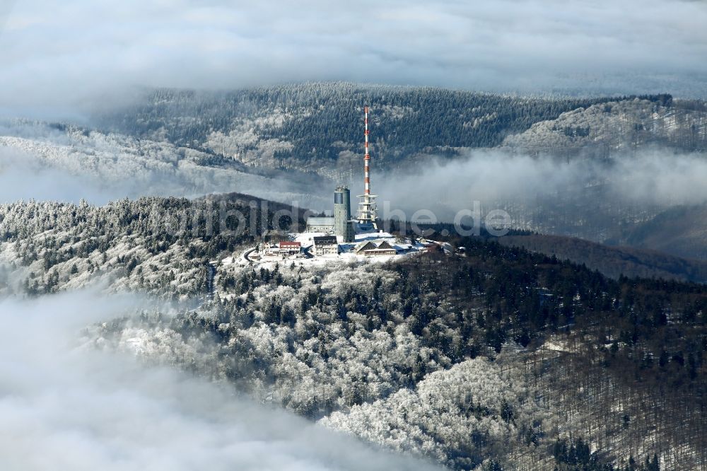 Kurort Brotterode von oben - Winterlandschaft des schneebedeckten Bergkuppe des Großen Inselsberges bei Brotterode im Bundesland Thüringen