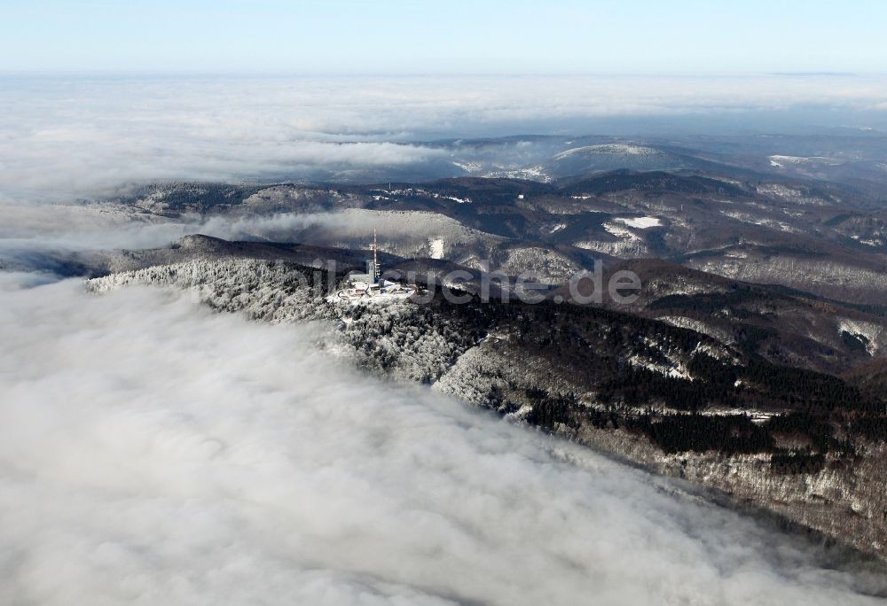 Kurort Brotterode aus der Vogelperspektive: Winterlandschaft des schneebedeckten Bergkuppe des Großen Inselsberges bei Brotterode im Bundesland Thüringen