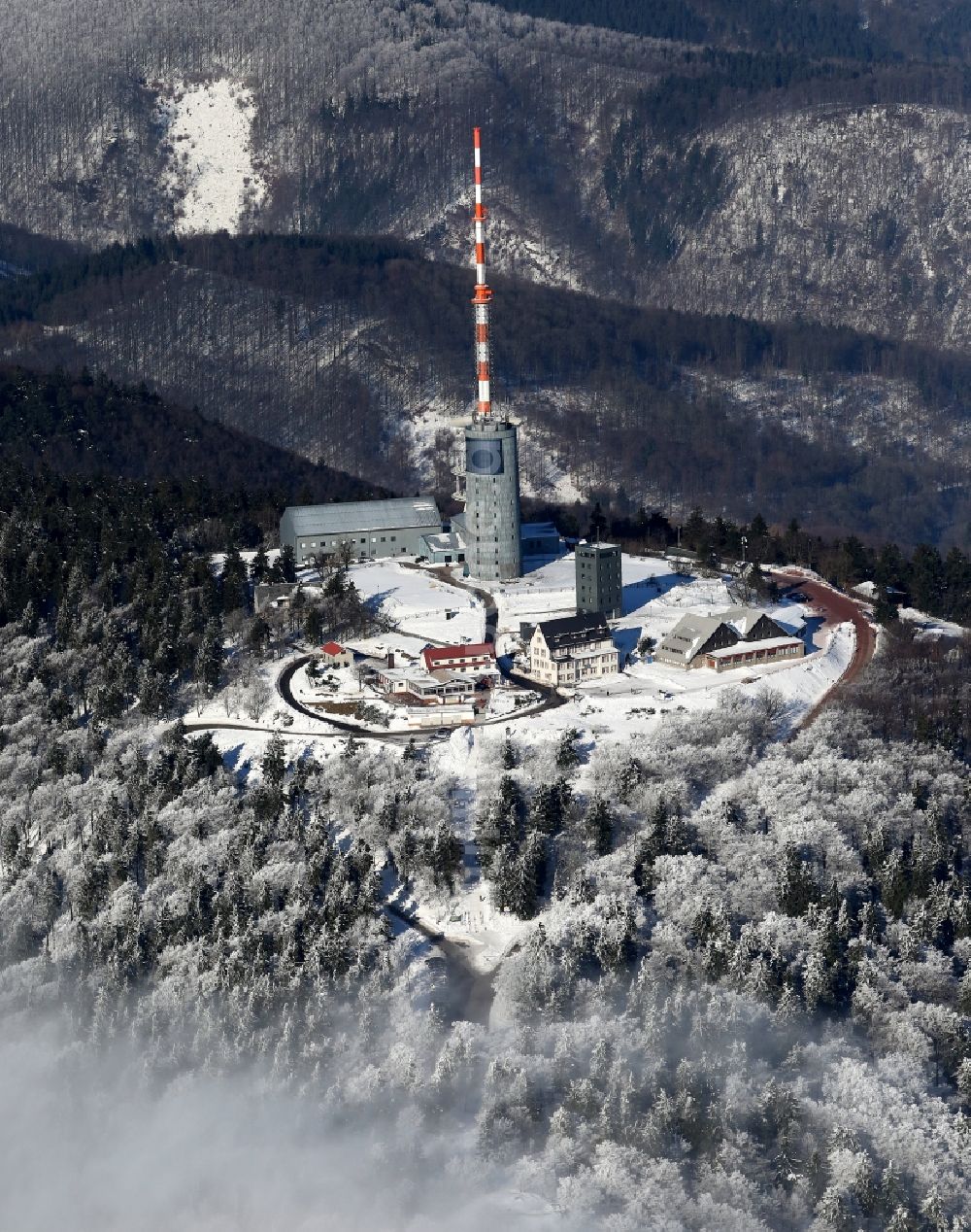 Luftbild Kurort Brotterode - Winterlandschaft des schneebedeckten Bergkuppe des Großen Inselsberges bei Brotterode im Bundesland Thüringen