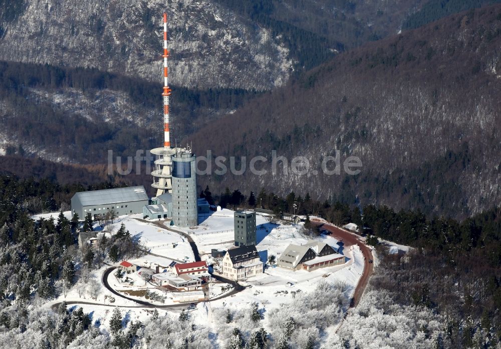 Luftaufnahme Kurort Brotterode - Winterlandschaft des schneebedeckten Bergkuppe des Großen Inselsberges bei Brotterode im Bundesland Thüringen