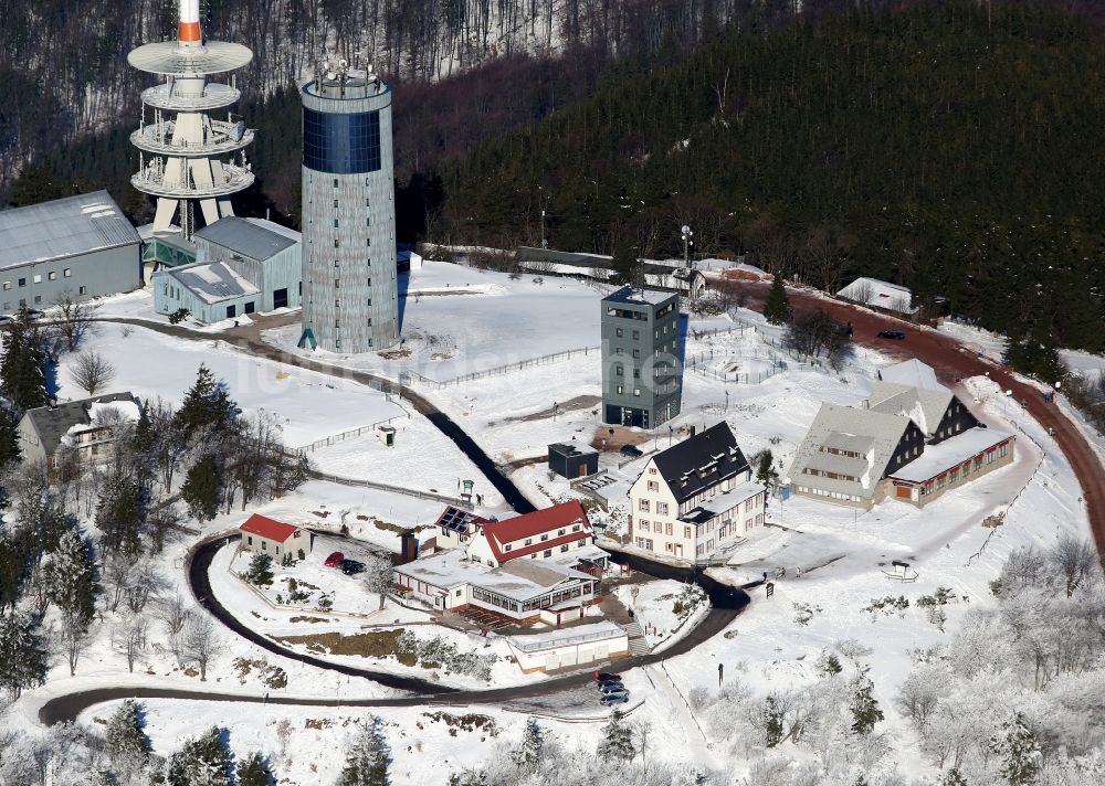 Kurort Brotterode von oben - Winterlandschaft des schneebedeckten Bergkuppe des Großen Inselsberges bei Brotterode im Bundesland Thüringen