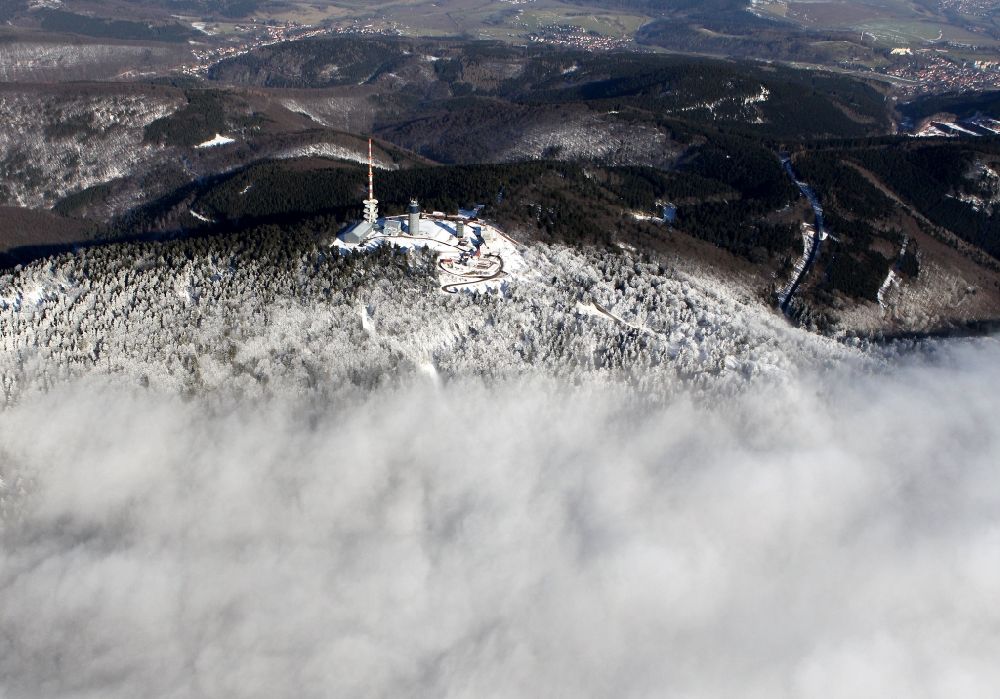 Kurort Brotterode aus der Vogelperspektive: Winterlandschaft des schneebedeckten Bergkuppe des Großen Inselsberges bei Brotterode im Bundesland Thüringen