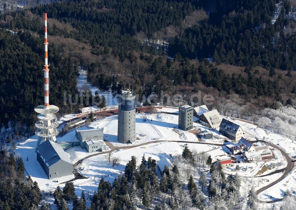 Luftbild Kurort Brotterode - Winterlandschaft des schneebedeckten Bergkuppe des Großen Inselsberges bei Brotterode im Bundesland Thüringen