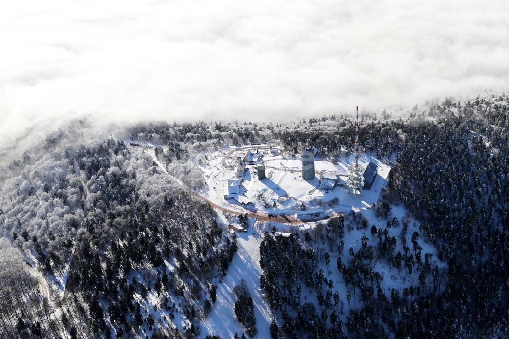 Kurort Brotterode von oben - Winterlandschaft des schneebedeckten Bergkuppe des Großen Inselsberges bei Brotterode im Bundesland Thüringen