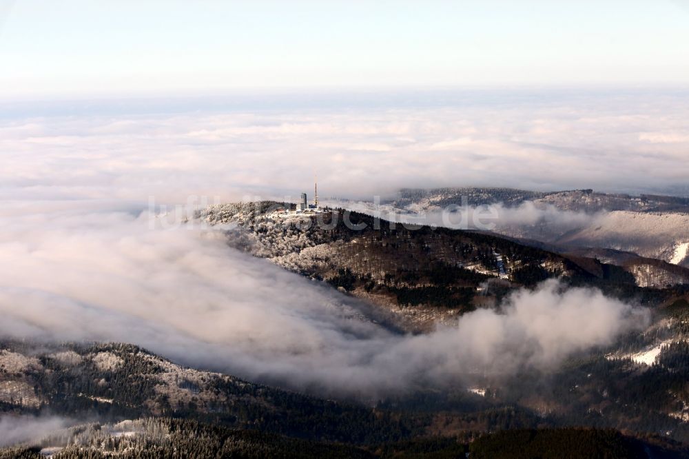 Kurort Brotterode aus der Vogelperspektive: Winterlandschaft des schneebedeckten Bergkuppe des Großen Inselsberges bei Brotterode im Bundesland Thüringen