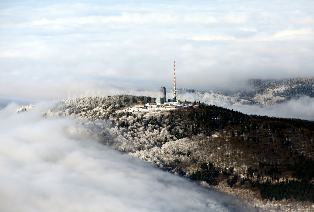 Luftbild Kurort Brotterode - Winterlandschaft des schneebedeckten Bergkuppe des Großen Inselsberges bei Brotterode im Bundesland Thüringen