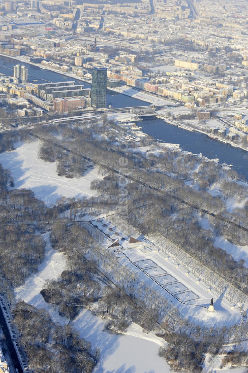 Luftbild Berlin - Winterlandschaft des Sowjetischen / russischen Ehrenmal im Treptower Park von Berlin