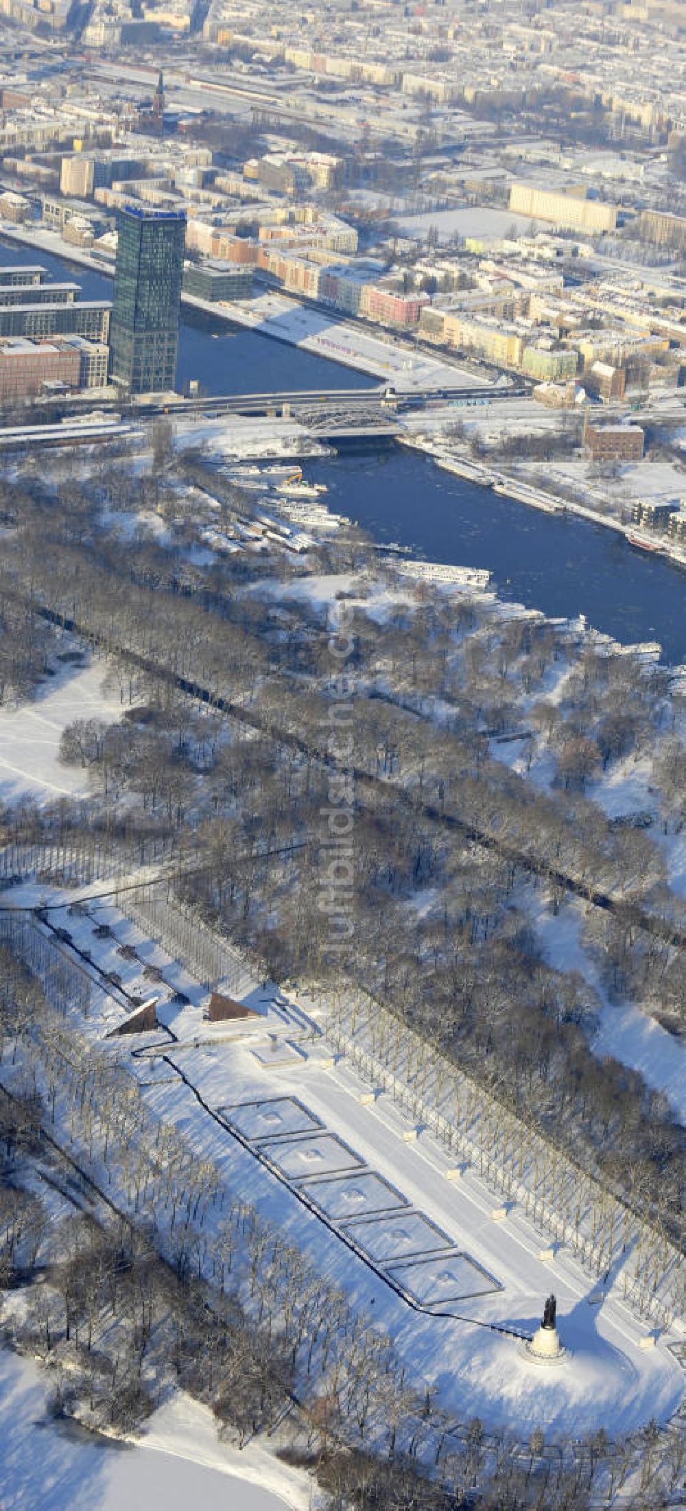 Luftaufnahme Berlin - Winterlandschaft des Sowjetischen / russischen Ehrenmal im Treptower Park von Berlin