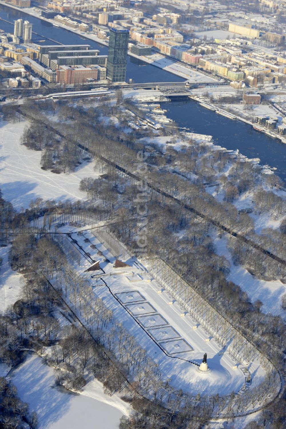 Berlin von oben - Winterlandschaft des Sowjetischen / russischen Ehrenmal im Treptower Park von Berlin