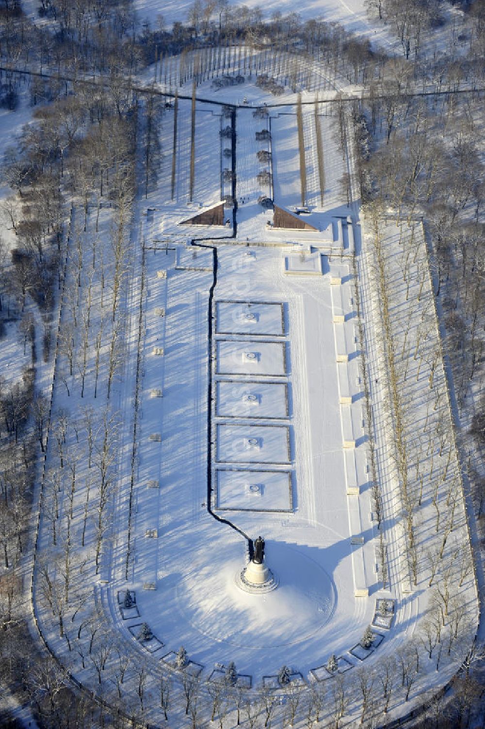 Berlin aus der Vogelperspektive: Winterlandschaft des Sowjetischen / russischen Ehrenmal im Treptower Park von Berlin