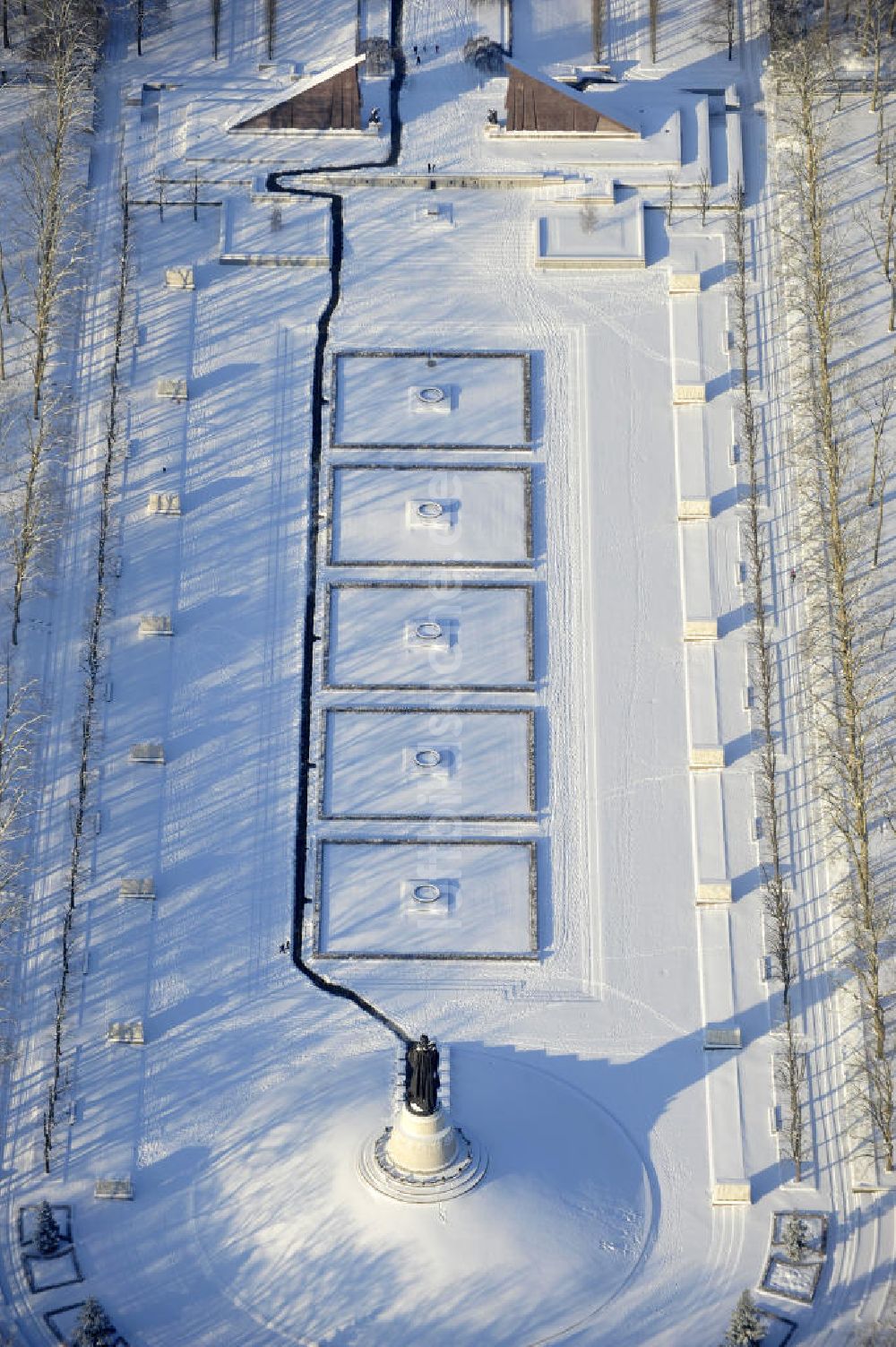 Luftbild Berlin - Winterlandschaft des Sowjetischen / russischen Ehrenmal im Treptower Park von Berlin