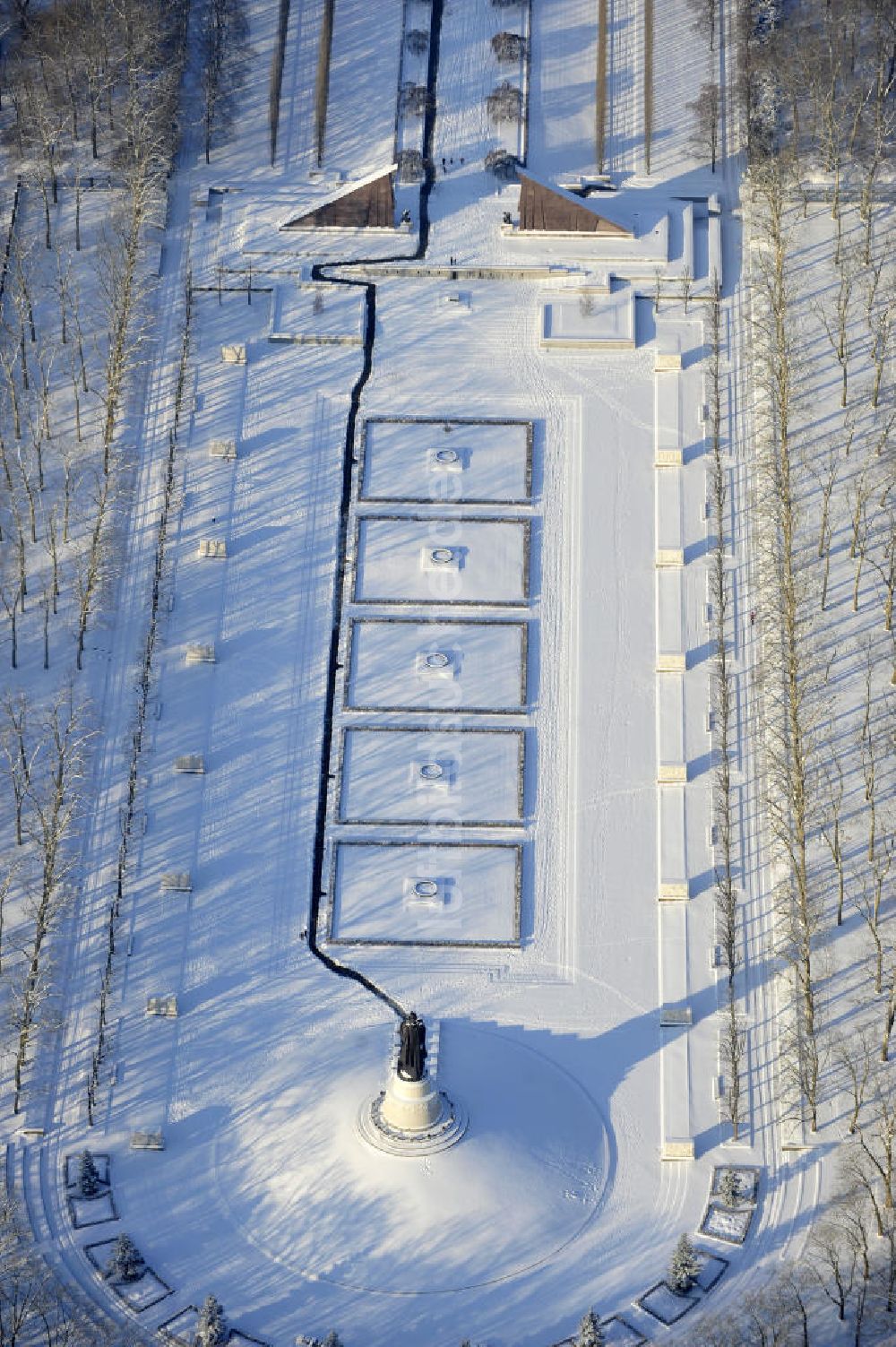 Luftaufnahme Berlin - Winterlandschaft des Sowjetischen / russischen Ehrenmal im Treptower Park von Berlin