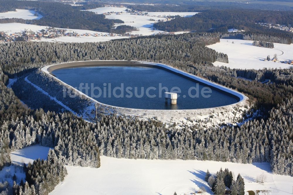 Luftbild Herrischried - Winterlandschaft am Speichersee des Wasserkraftwerkes Hornbergbecken in Herrischried im Bundesland Baden-Württemberg