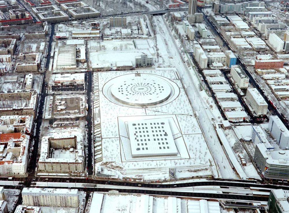 Berlin-Friedrichshain aus der Vogelperspektive: Winterlandschaft am Velodrom