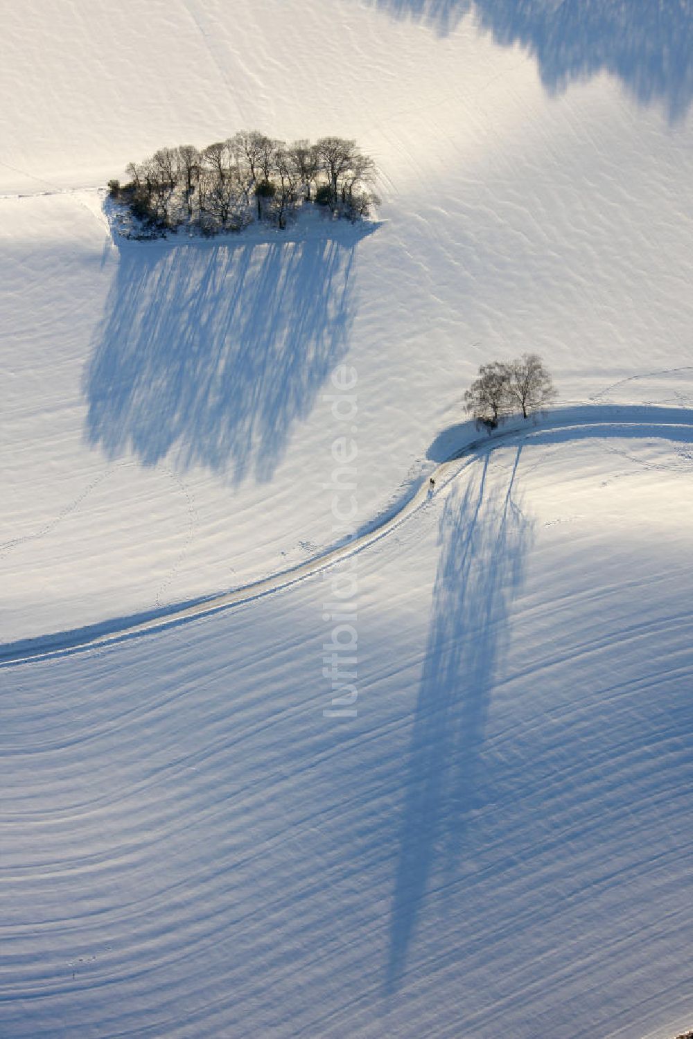 Hattingen von oben - Winterlandschaft eines verschneiten Feldes bei Blankenstein Auf Drehnhausen in Hattingen