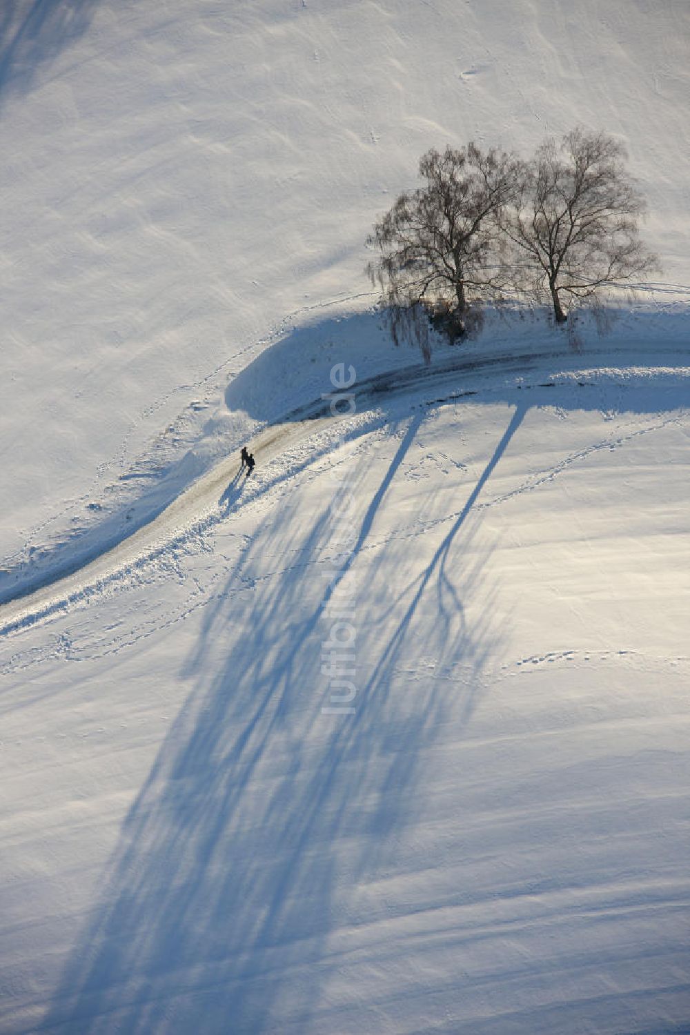 Hattingen aus der Vogelperspektive: Winterlandschaft eines verschneiten Feldes bei Blankenstein Auf Drehnhausen in Hattingen