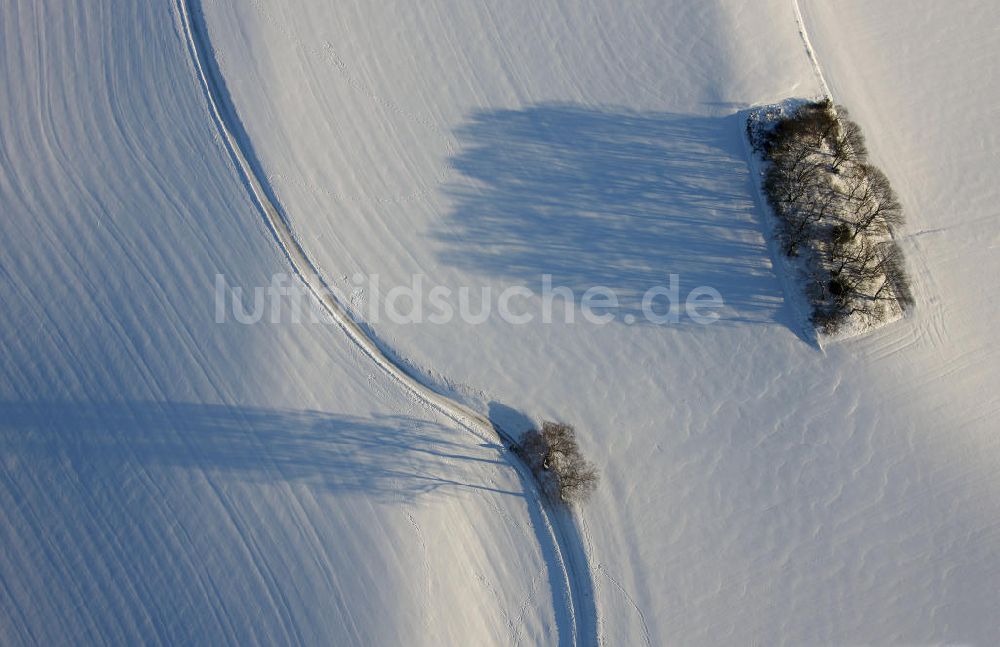 Luftbild Hattingen - Winterlandschaft eines verschneiten Feldes bei Blankenstein Auf Drehnhausen in Hattingen