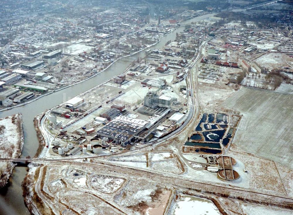 Genthin aus der Vogelperspektive: Winterlandschaft des Waschmittelwerkes der HENKEL AG (SPEE-Werk) in Genthin - Sachsen - Anhalt.