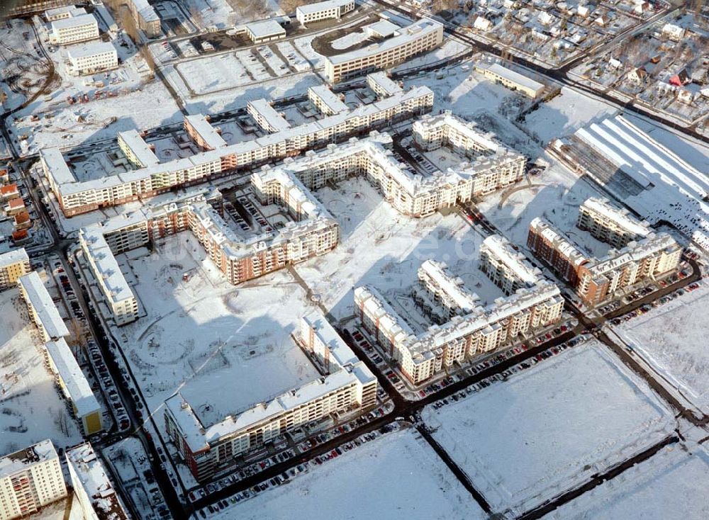 Luftaufnahme Berlin-Hohenschönhausen - Winterlandschaft im Wohngebiet Weiße Taube an der Landsberger Allee