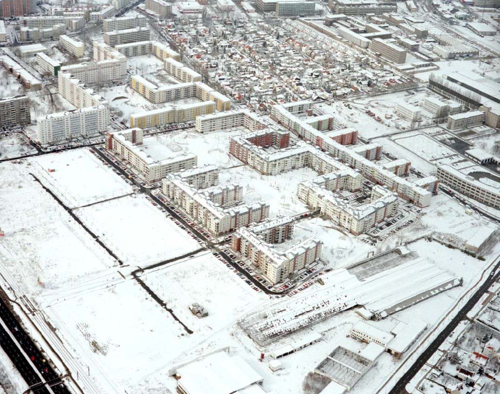 Berlin-Hohenschönhausen aus der Vogelperspektive: Winterlandschaft im Wohngebiet Weiße Taube an der Landsberger Allee