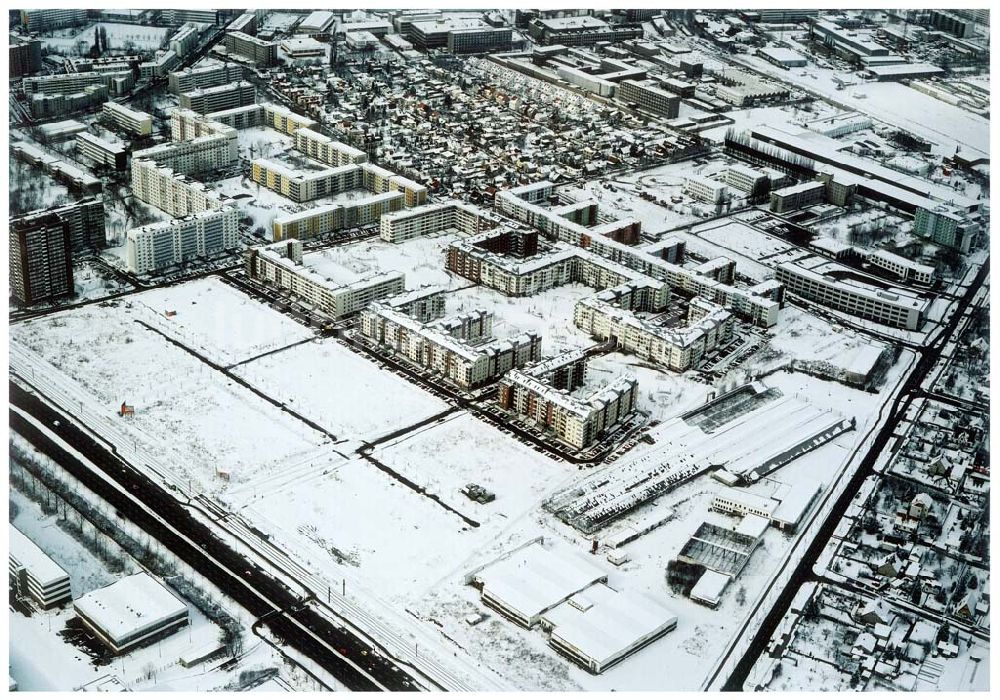 Luftaufnahme Berlin-Hohenschönhausen - Winterlandschaft im Wohngebiet Weiße Taube an der Landsberger Allee