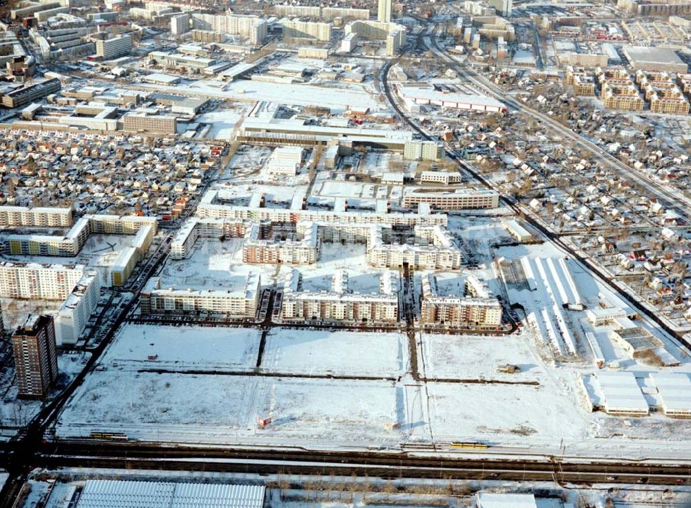 Luftbild Berlin-Hohenschönhausen - Winterlandschaft im Wohngebiet Weiße Taube an der Landsberger Allee