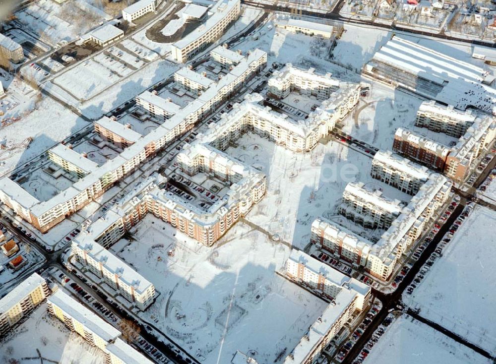 Berlin-Hohenschönhausen von oben - Winterlandschaft im Wohngebiet Weiße Taube an der Landsberger Allee