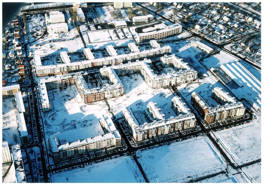 Berlin-Hohenschönhausen aus der Vogelperspektive: Winterlandschaft im Wohngebiet Weiße Taube an der Landsberger Allee